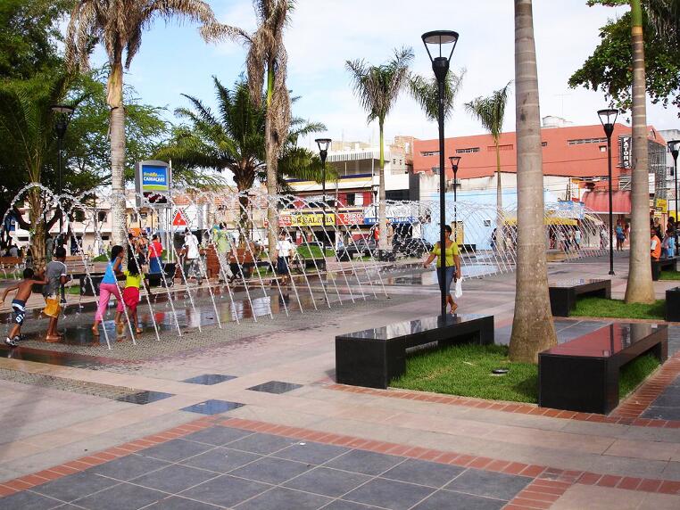 Praça Abrantes. Camaçari, Brasil. 2007