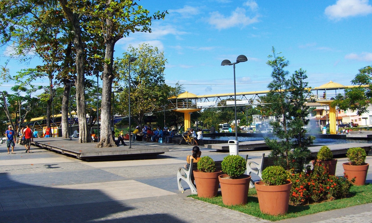 Praça Desembargador Montenegro. Camaçari, Brasil. 2005